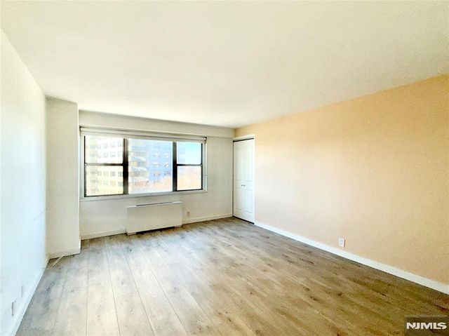 2077 Center Avenue 5E, Fort Lee, NJ 07024