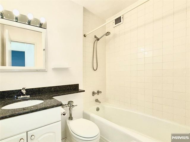 2077 Center Avenue 5E, Fort Lee, NJ 07024