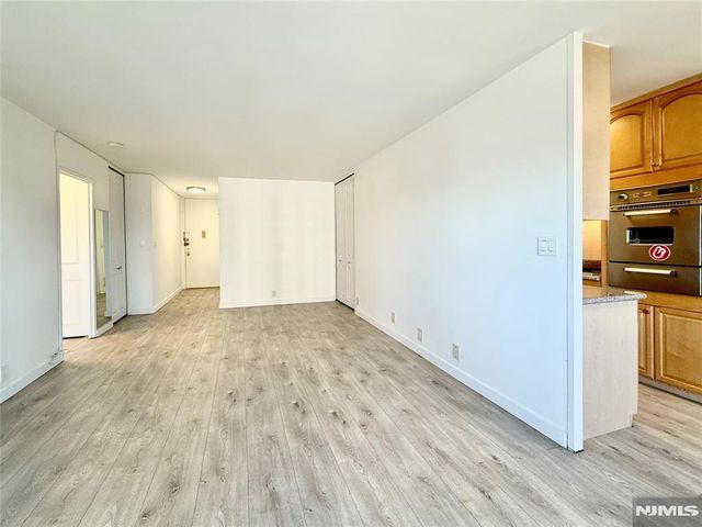 2077 Center Avenue 5E, Fort Lee, NJ 07024