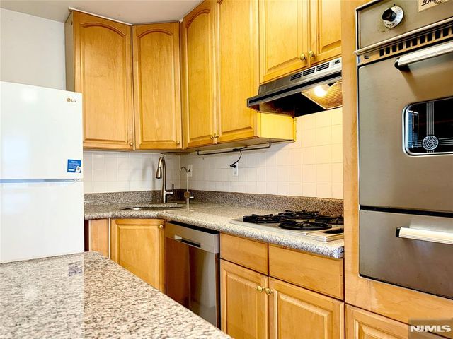 2077 Center Avenue 5E, Fort Lee, NJ 07024