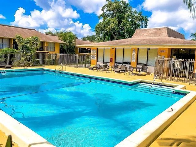 5825 Washington Street 40-B, Hollywood, FL 33023