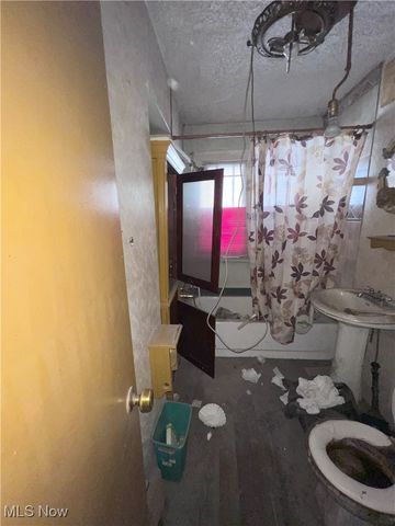 1220 E Archwood Avenue, Akron, OH 44306