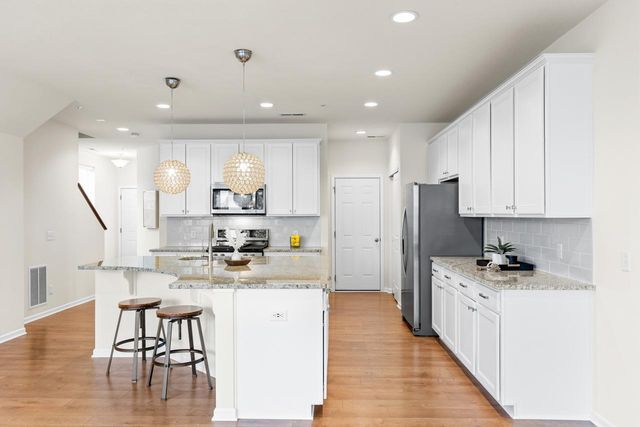 732 Wildflower Lane, Chanhassen, MN 55317