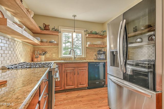 113 Fox Hall Circle, Bristol, TN 37620