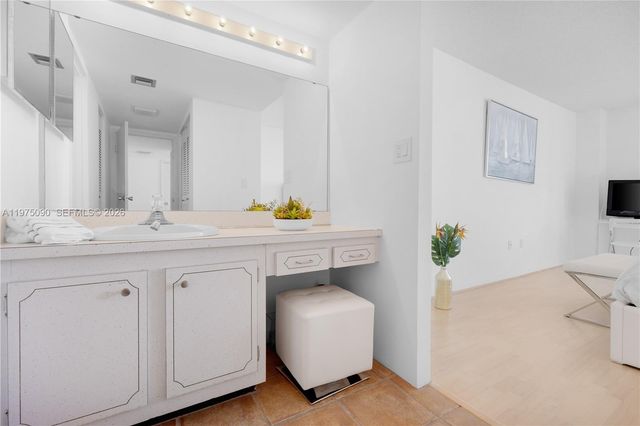 3625 N Country Club Dr 1401, Aventura, FL 33180