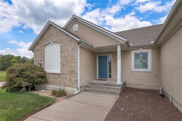 121 Cherokee Lane, Lake Winnebago, MO 64034