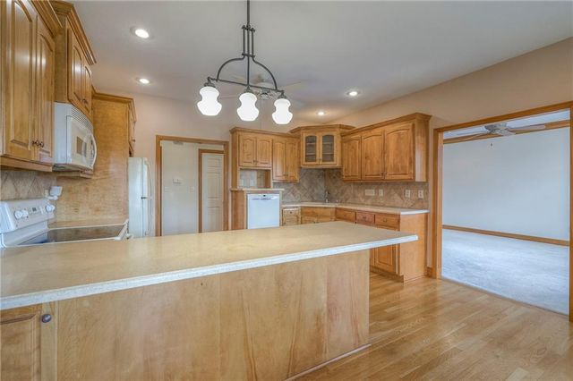 121 Cherokee Lane, Lake Winnebago, MO 64034