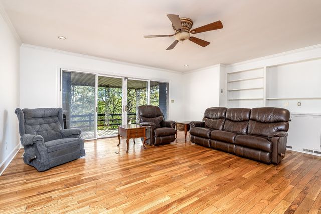 1037 Rolling Fields Cir, Columbia, TN 38401