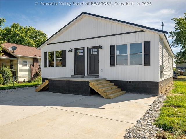156 6th Street, Dunbar, WV 25064