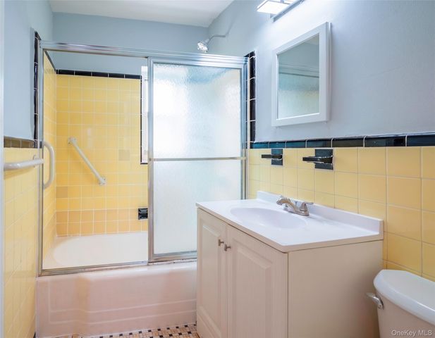 221 Middle Neck Road G5, Great Neck, NY 11021