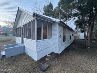 1012 Washington Avenue, Graceville, FL 32440