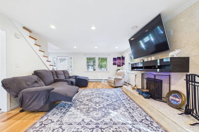 968 Osgood St, New Bedford, MA 02745
