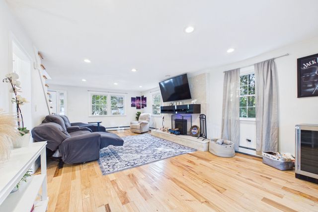 968 Osgood St, New Bedford, MA 02745