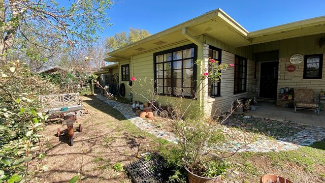 825 Myrta St, Kerrville, TX 78028