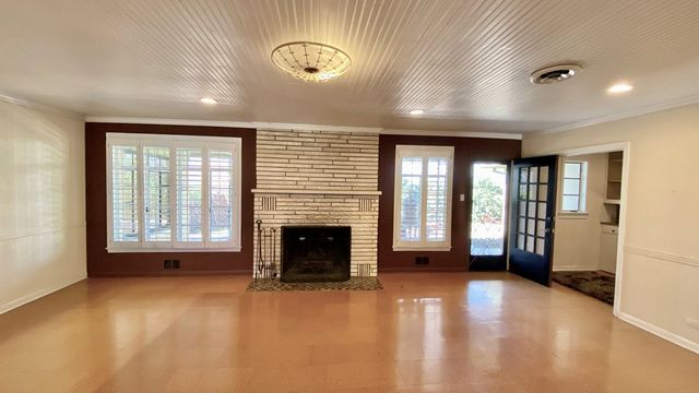 825 Myrta St, Kerrville, TX 78028