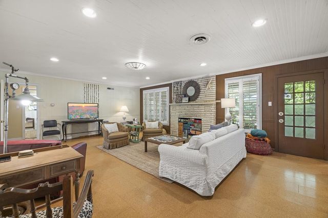 825 Myrta St, Kerrville, TX 78028