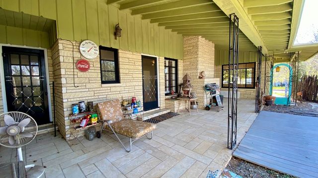 825 Myrta St, Kerrville, TX 78028