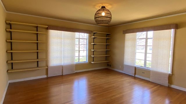 825 Myrta St, Kerrville, TX 78028