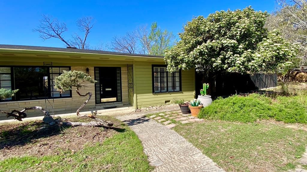 825 Myrta St, Kerrville, TX 78028