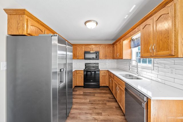 680 Foxfield Dr, Clarksville, TN 37042