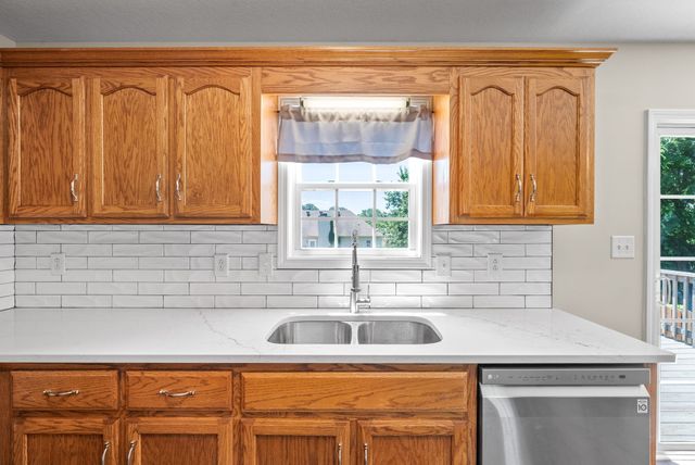 680 Foxfield Dr, Clarksville, TN 37042