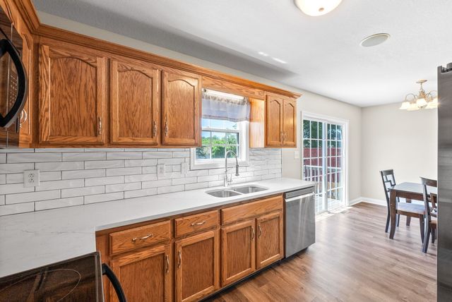 680 Foxfield Dr, Clarksville, TN 37042
