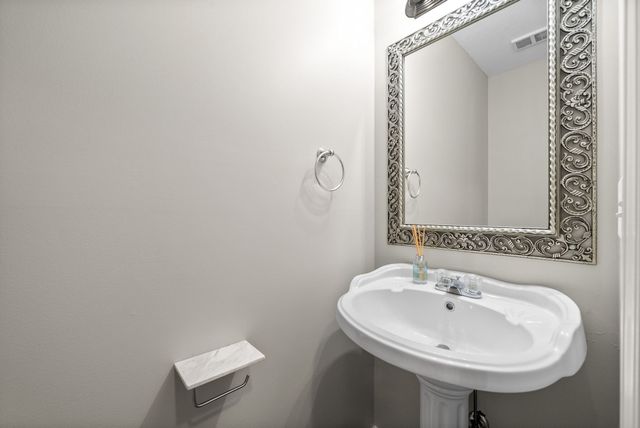 680 Foxfield Dr, Clarksville, TN 37042
