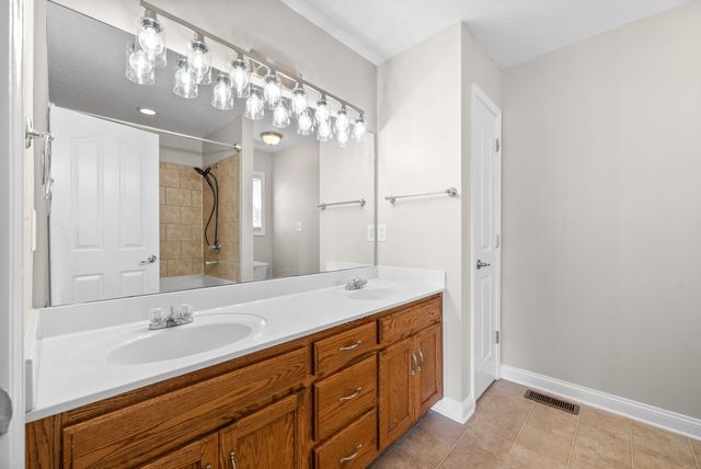 680 Foxfield Dr, Clarksville, TN 37042