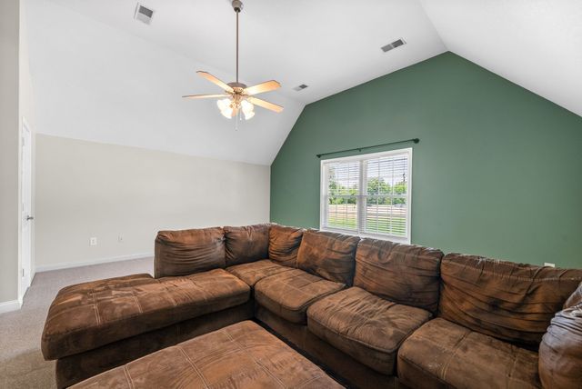 680 Foxfield Dr, Clarksville, TN 37042