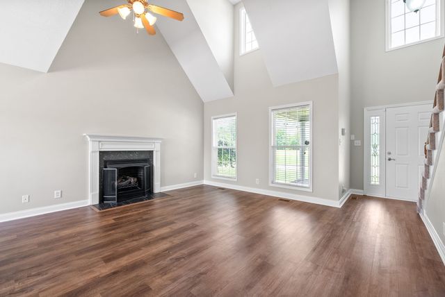 680 Foxfield Dr, Clarksville, TN 37042