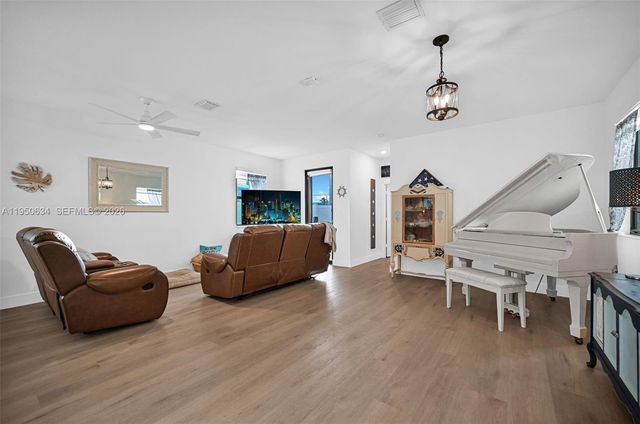 10966 W 35th Way, Hialeah, FL 33018