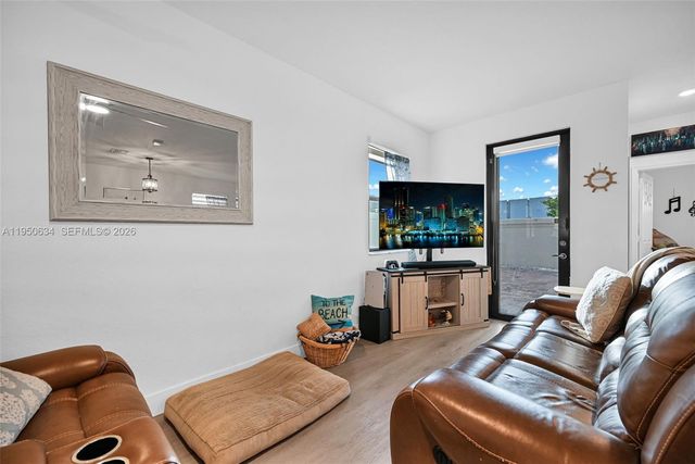 10966 W 35th Way, Hialeah, FL 33018