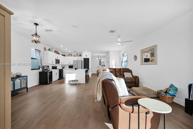 10966 W 35th Way, Hialeah, FL 33018