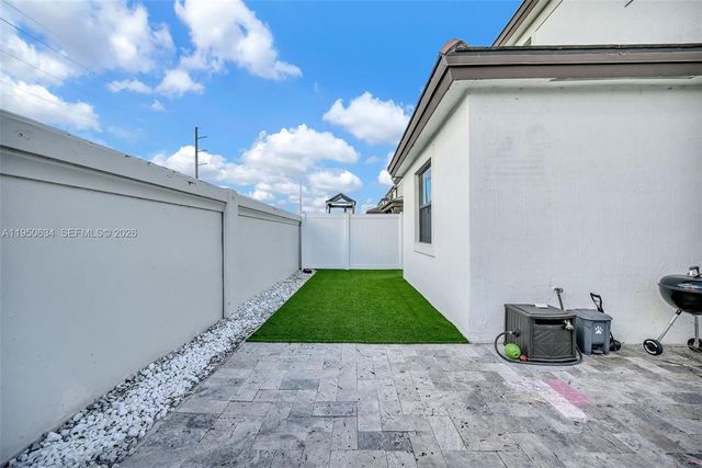 10966 W 35th Way, Hialeah, FL 33018