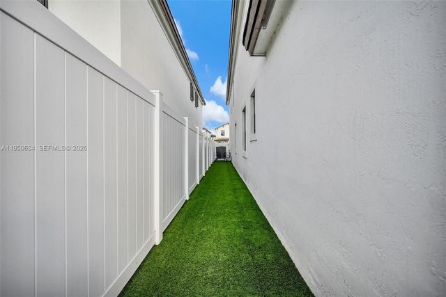 10966 W 35th Way, Hialeah, FL 33018