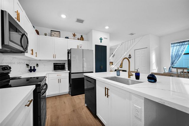 10966 W 35th Way, Hialeah, FL 33018