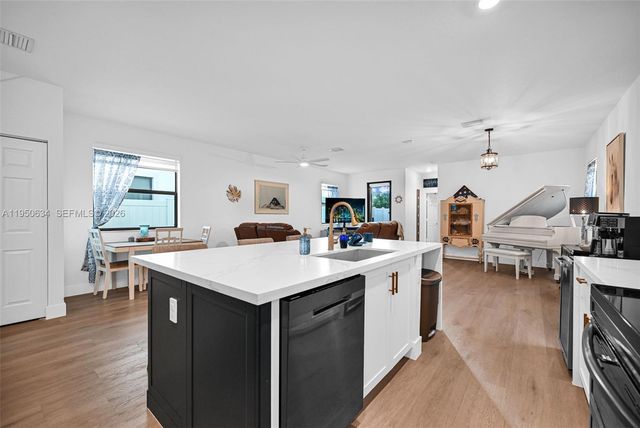 10966 W 35th Way, Hialeah, FL 33018