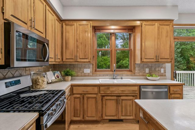 2719 Longacres Drive, Chanhassen, MN 55317