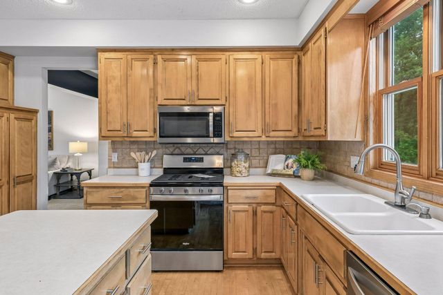 2719 Longacres Drive, Chanhassen, MN 55317