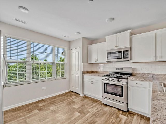 1464 Lakeridge Court 1464, Mundelein, IL 60060