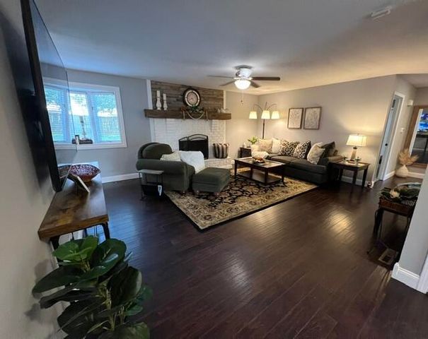 911 E Powell Street, Springfield, MO 65807