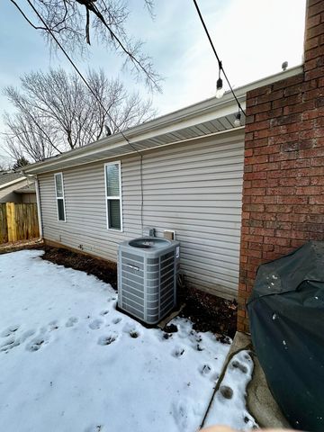 911 E Powell Street, Springfield, MO 65807