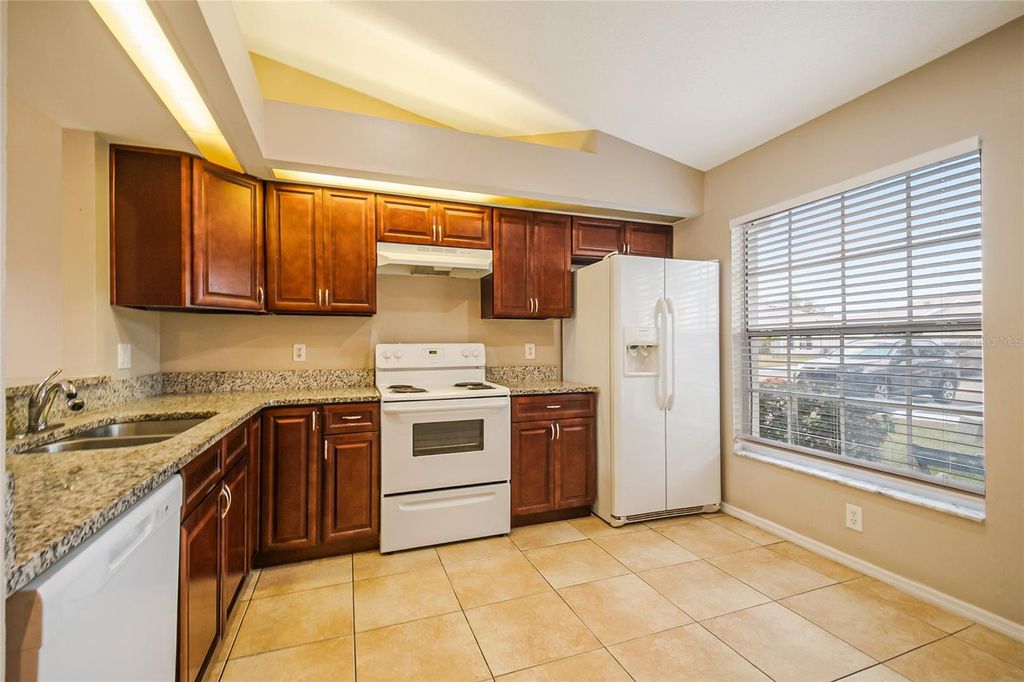 Image 8 of property listing at 14557 LAGUNA BEACH CIRCLE, Orlando, FL 32824