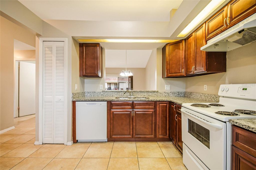 Image 9 of property listing at 14557 LAGUNA BEACH CIRCLE, Orlando, FL 32824