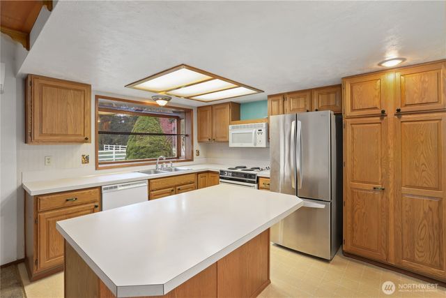 141 E Deer Creek Road, Shelton, WA 98584