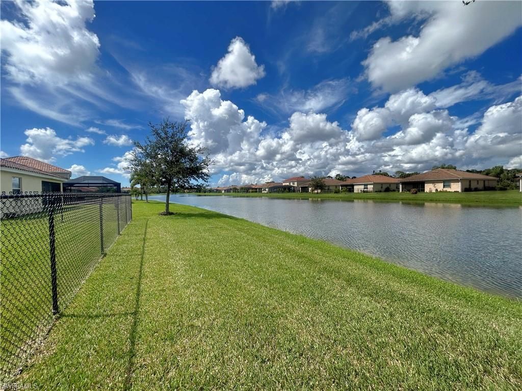 Image 12 of property listing at 2571 Laurentina LN, Cape Coral, FL 33909