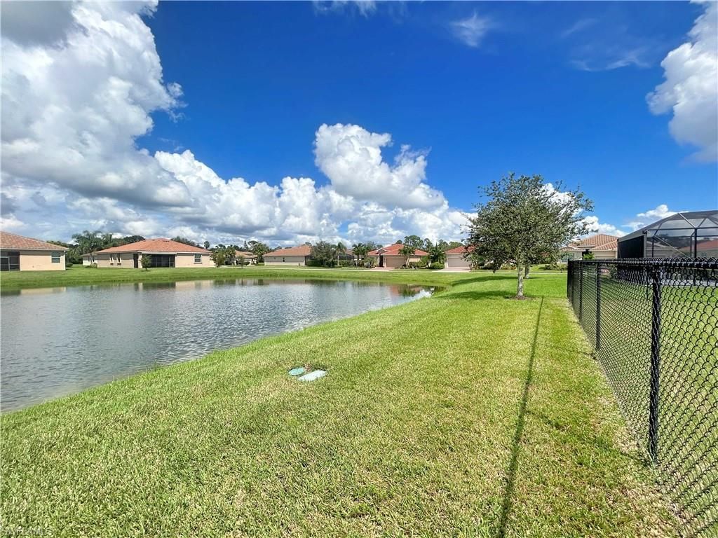 Image 13 of property listing at 2571 Laurentina LN, Cape Coral, FL 33909