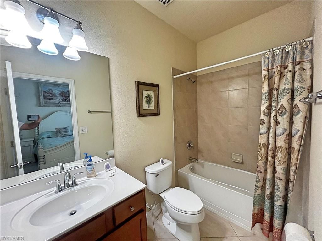 Image 5 of property listing at 2571 Laurentina LN, Cape Coral, FL 33909