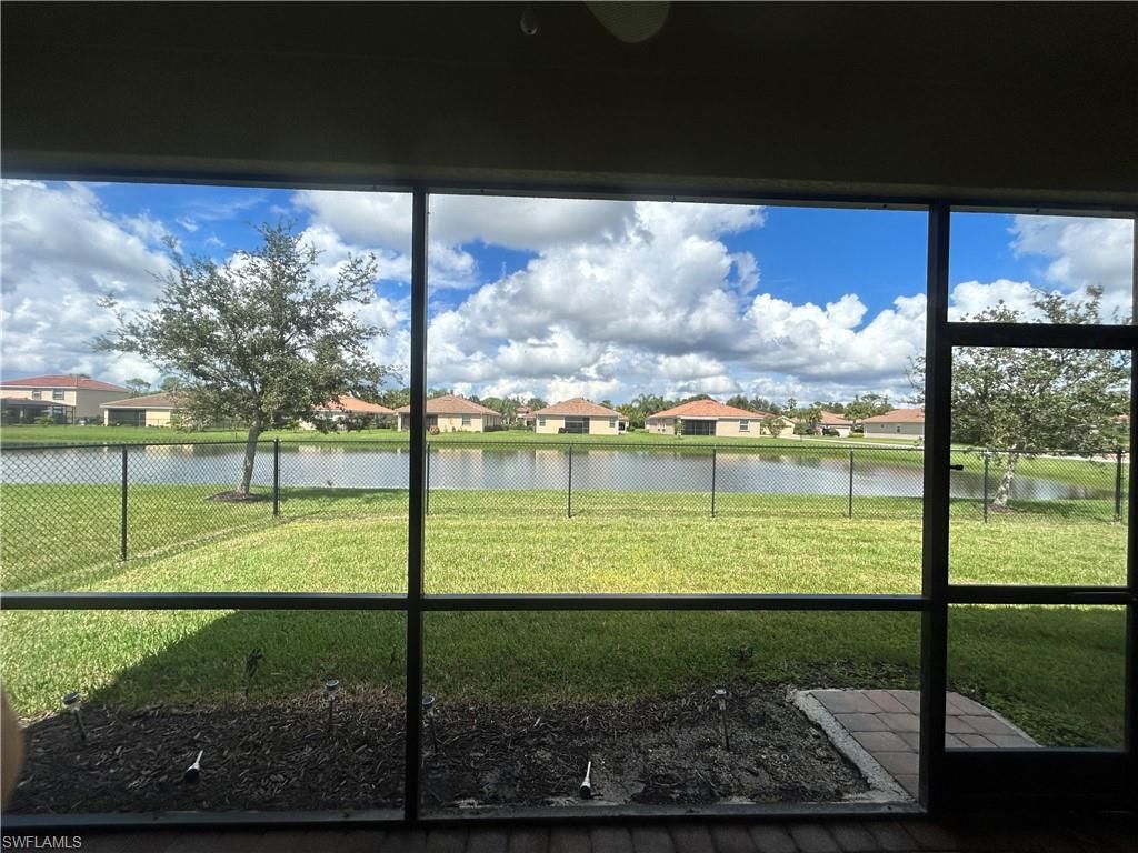 Image 7 of property listing at 2571 Laurentina LN, Cape Coral, FL 33909