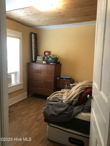 302 W James Street, La Grange, NC 28551